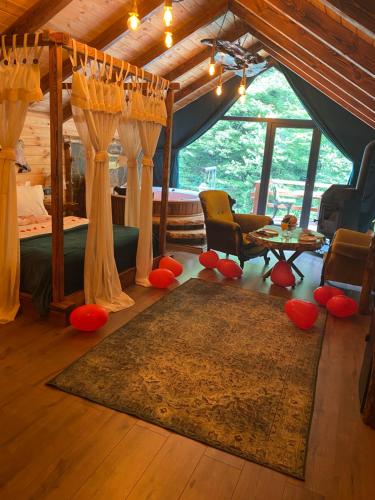 贾马里海姆森Hoşdere Suit的一个带椅子和地毯的帐篷的房间