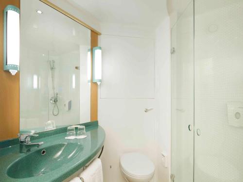 阿尔考空宜必思马德里阿尔科尔孔崔萨瓜斯酒店的一间带绿色水槽和卫生间的浴室