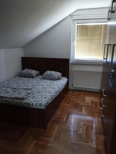 科尼茨Apartman Šljivo的一间小卧室,配有床和窗户