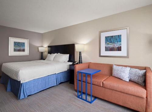 汉诺瓦阿伦德尔·米尔斯汉普顿酒店/巴尔的摩的酒店客房,配有床和沙发