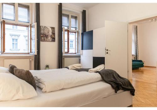 维也纳Deluxe 3BR Apt. Wiener Stadthalle - Suitable for Longstays的一间带一张大床的卧室,位于带窗户的房间内