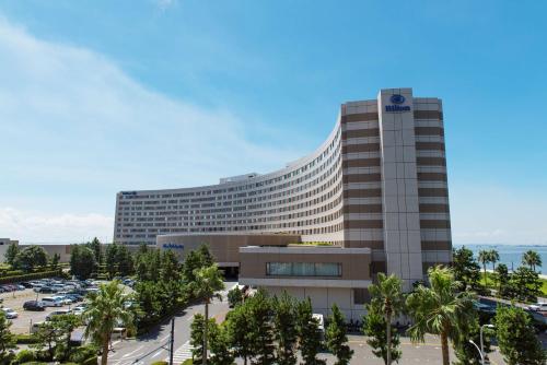浦安东京湾希尔顿酒店的一座大型建筑,前面设有停车场