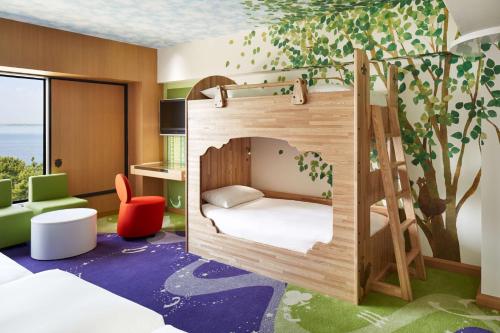 浦安东京湾希尔顿酒店的儿童间 - 带一张双层床和一棵树壁画