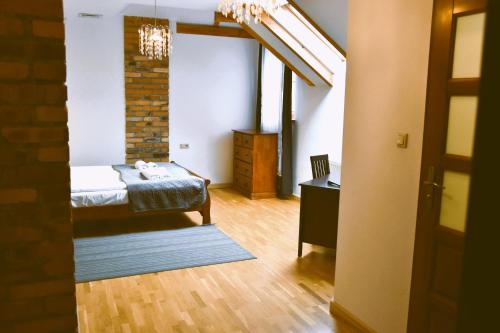 Hotel Gość w dom的卧室配有一张床和一张桌子
