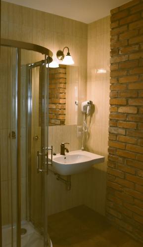 Hotel Gość w dom的一间带水槽和淋浴的浴室