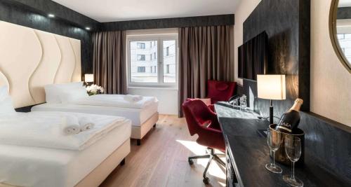 维也纳新城PLAZA INN Wiener Neustadt, BW Signature Collection的酒店客房配有两张床和一张书桌