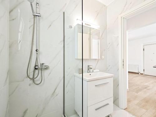 雅典Marathonomachon Apartments by Verde Apartments的带淋浴和盥洗盆的白色浴室