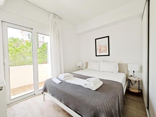 雅典Marathonomachon Apartments by Verde Apartments的白色的卧室设有床和大窗户