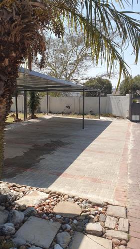 伊登维尔Refreshing Space in Eden Glen, Johannesburg, SA的一个带天蓬和篮球架的停车场