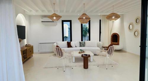 乌姆苏克Dar Oliva Maison de luxe的客厅配有白色的沙发和椅子