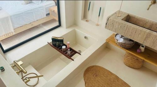 乌姆苏克Dar Oliva Maison de luxe的一间带水槽和镜子的浴室