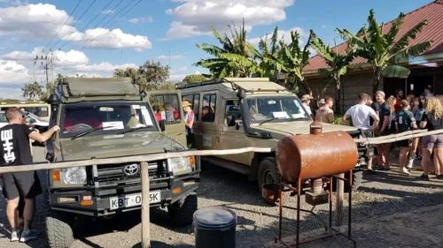 NarokKirubis Safari Lounge的一群站在军用卡车旁的人
