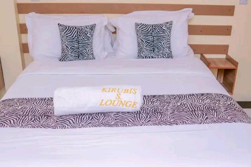 NarokKirubis Safari Lounge的一张白色的床,上面有斑马毯