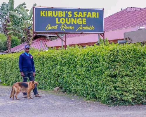 NarokKirubis Safari Lounge的站在商店前的狗男人