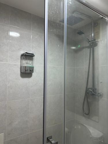 阿利坎特pensión La Parada的带淋浴的浴室和玻璃门
