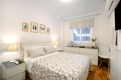 圭马尔港Apartamento Playa的白色的卧室设有床和窗户