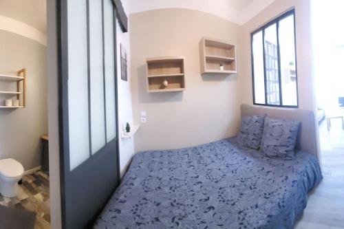 桑特Chaillot 1的一间位于客房内的蓝色床卧室