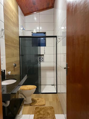 圣托梅-达斯莱特拉斯Casa Por do Sol.的一间带卫生间和玻璃淋浴间的浴室