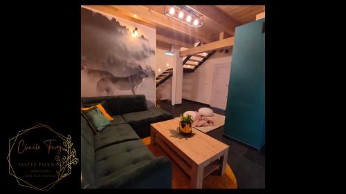 科尔别卢夫CHWILO TRWAJ - dom z kominkiem i pięknym widokiem na góry的带沙发和咖啡桌的客厅