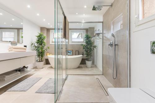 马略卡岛帕尔马Designer Loft with Terrace in prime Location的浴室配有浴缸和盆栽淋浴。