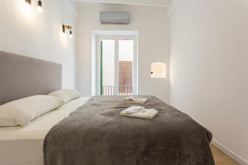 马略卡岛帕尔马Designer Loft with Terrace in prime Location的白色的卧室设有床和窗户