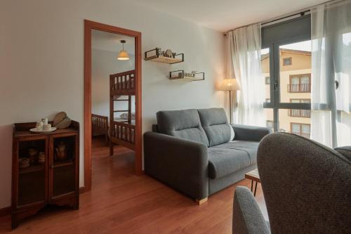 阿尔普Hauzify I Apartament Bella Molina的客厅配有沙发和椅子
