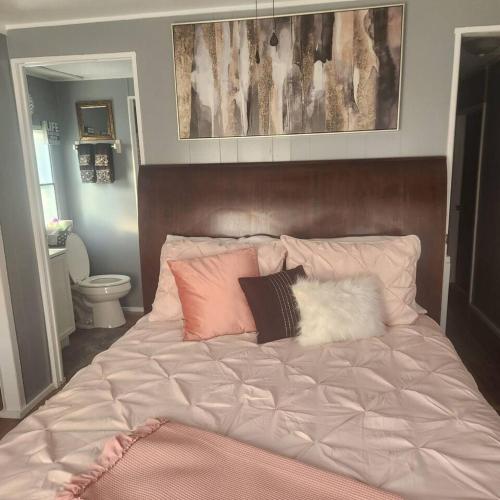 杰克逊维尔The Lion's Den的卧室内的一张带枕头的大床
