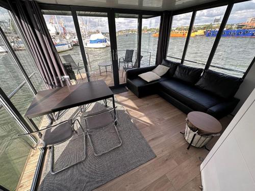 哥德堡MOLLÖSUND - Hausboot im Herzen von Göteborg的客厅配有沙发和桌子