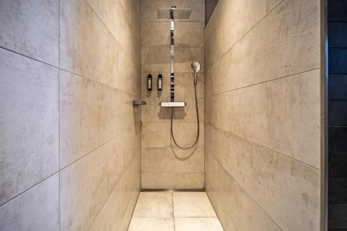 巴德茨维什安LUXX APARTMENTS I Luxx Central I Design I Komfort的带淋浴喷头的浴室