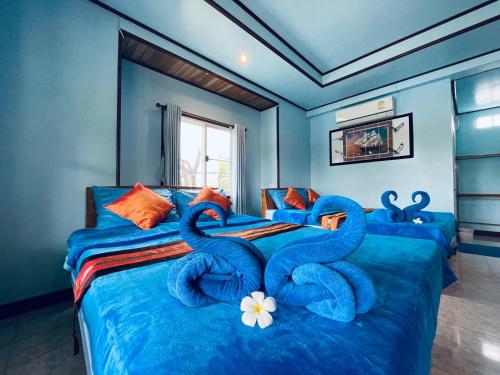库德岛Markhouse Bungalow Ko Kut的一间卧室配有一张天鹅床