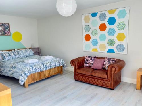 米德尔顿Harbour view retreat Cró na mbó的一间卧室配有一张床和一张沙发