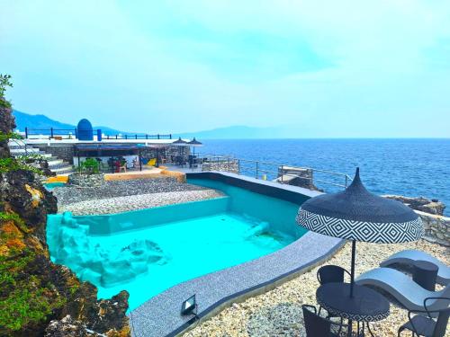 八打雁Utopia Island Resort的一座背景海洋的游泳池