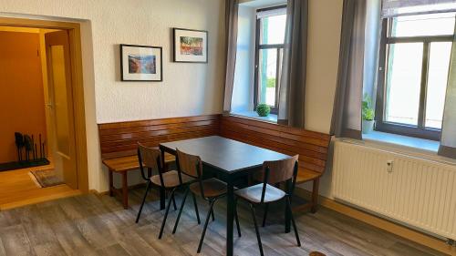 艾本施托克Ferienwohnung Ida Pfeiffer的一间带桌椅和2扇窗户的用餐室