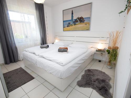 诺德代希Apartment Muschelweg-2 by Interhome的窗户客房内的一张白色床