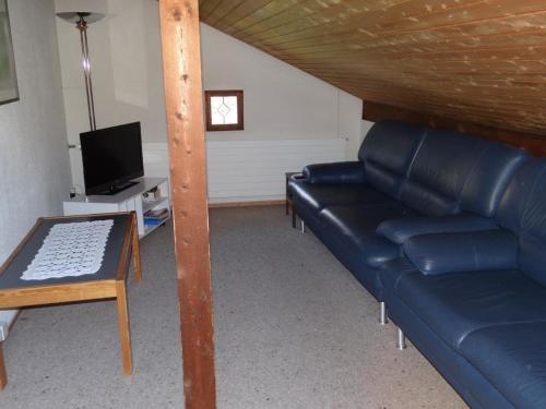 英格堡瓦伦丁两卧室公寓的客厅配有沙发和桌子