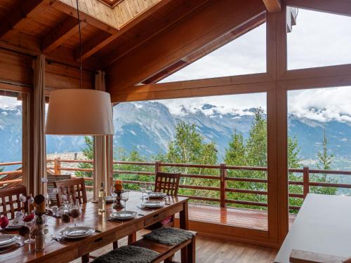 南达咪咪科度假屋的一间享有山景的带桌子的用餐室