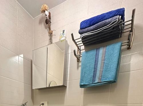 马尼拉Condo with Balcony at Makati SM Jazz的浴室设有2条毛巾和一面墙上的镜子