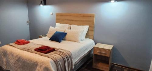 KingsmeadLovely 3 bed in Mount Pleasant - 2153的一间卧室配有一张带两个红色枕头的床