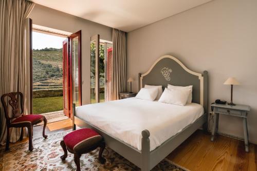 比索达雷加Quinta Dona Matilde的一间卧室设有一张床和一个大窗户