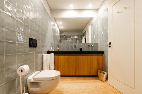 比索达雷加Quinta Dona Matilde的一间带卫生间和水槽的浴室