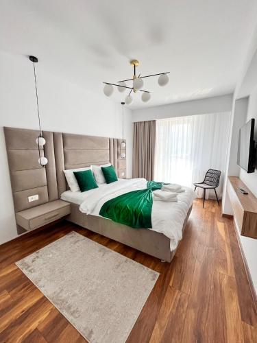 布拉索夫Alegria Avantgarden Brasov的一间卧室配有一张带绿色枕头的大床