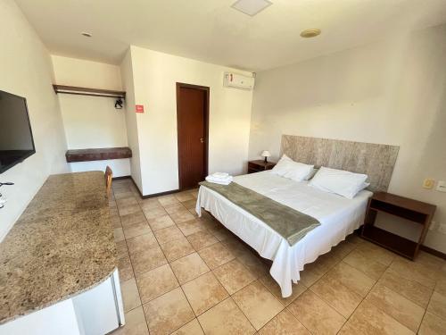 萨尔瓦多Pousada Maristella的酒店客房,配有床和电视