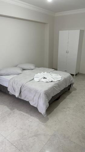 阿马西亚HAYAL SUİTE'S的一张床上,有两件白色衬衫