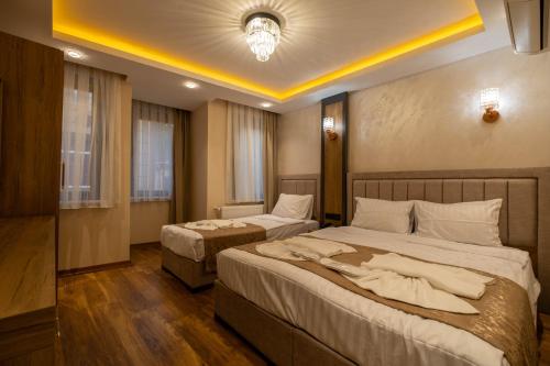 伊斯坦布尔HOPEFULL HOTEL的一间酒店客房,房间内设有两张床