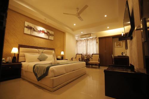 TezpurHotel KRC Palace的一间卧室设有一张床和一间客厅。