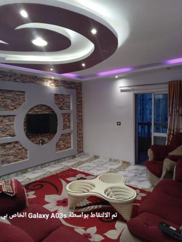 Al Ḩamīdātالاسكندريه的客厅设有紫色灯和天花板