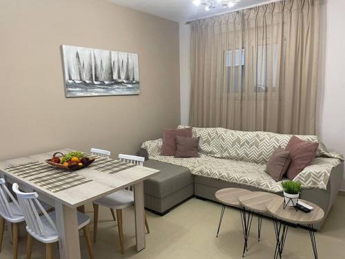 干尼亚Anastasia’s Home的客厅配有沙发和桌子