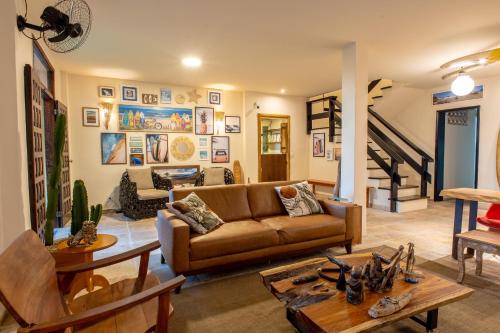 里约热内卢Longboard Paradise Suítes的客厅配有沙发和桌子