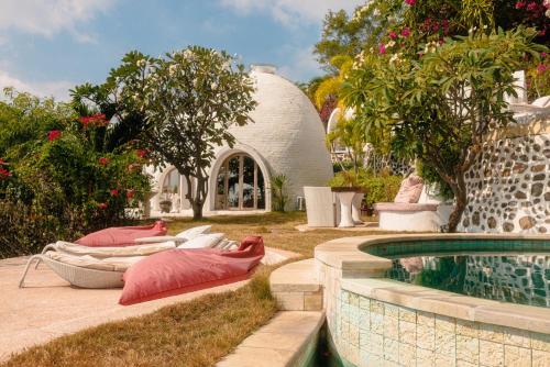 特鲁卡那拉特Villa Wisdome - 2 bedrooms的一个带游泳池和房子的度假胜地