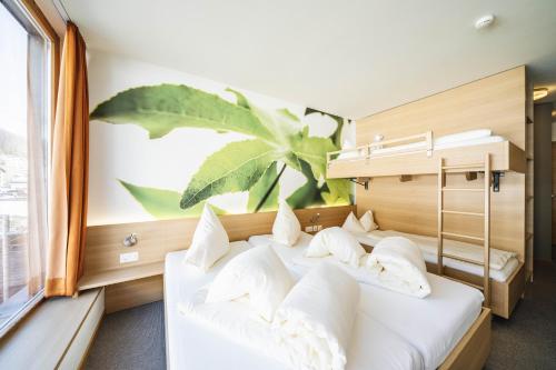 萨姆瑙恩斯玛特酒店的一间卧室设有两张床和大窗户